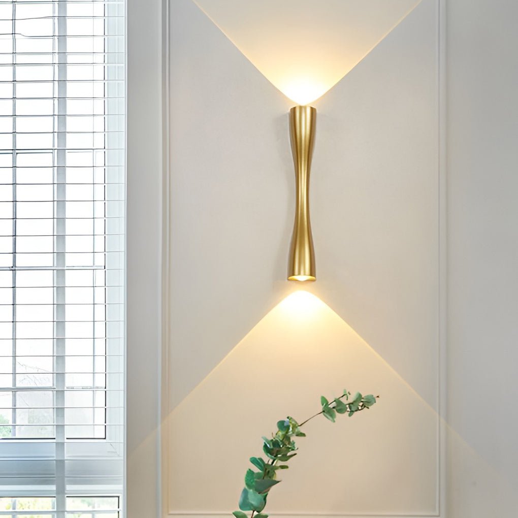 Elegante LED-Wandleuchte mit raffinierter Metalloberfläche