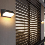 Wetterfeste LED-Wandlampe mit Bewegungssensor für den Außenbereich