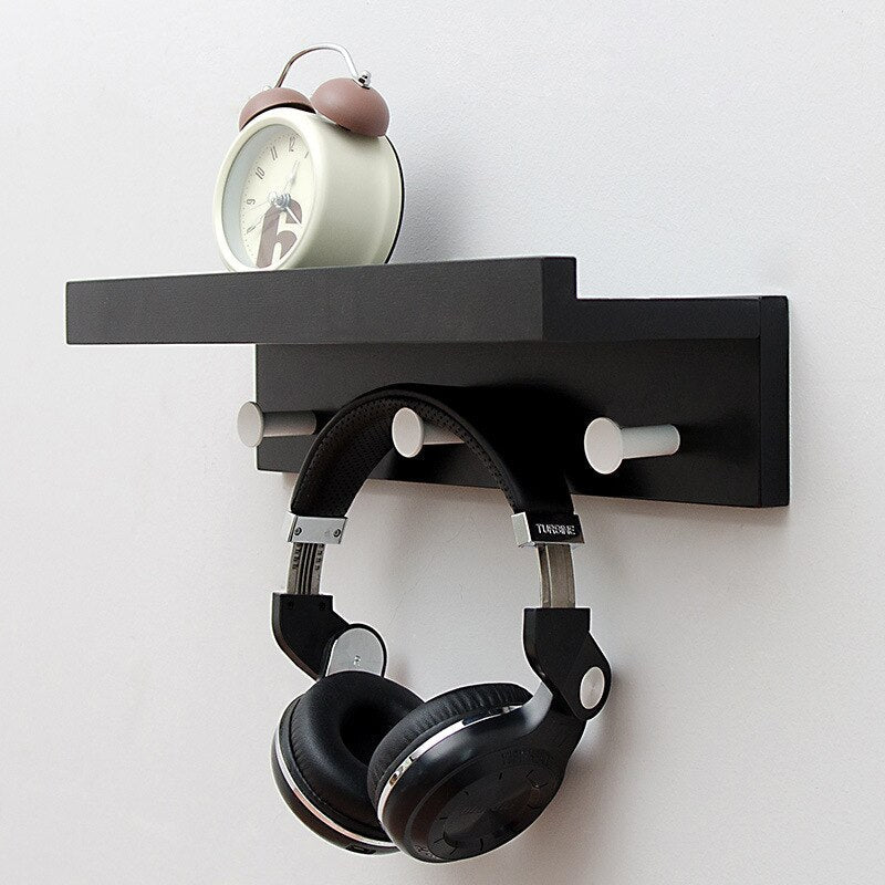Elegantes Wandregal mit Haken für optimalen Stauraum