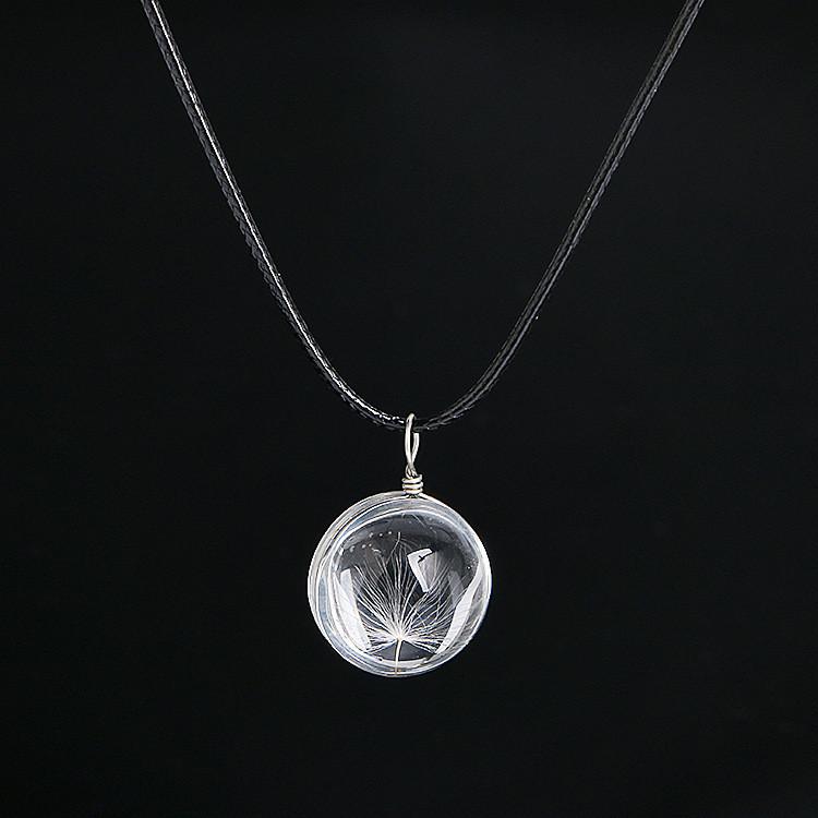 Famous dandelion necklace made of sugar and cotton