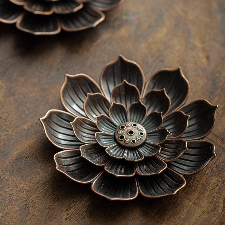 Eleganter Räuchergefäß aus Messing mit Lotus-Design