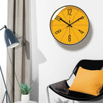 Stilvolle Wanduhr in Orange – Leiser Quartzmechanismus mit Großziffern