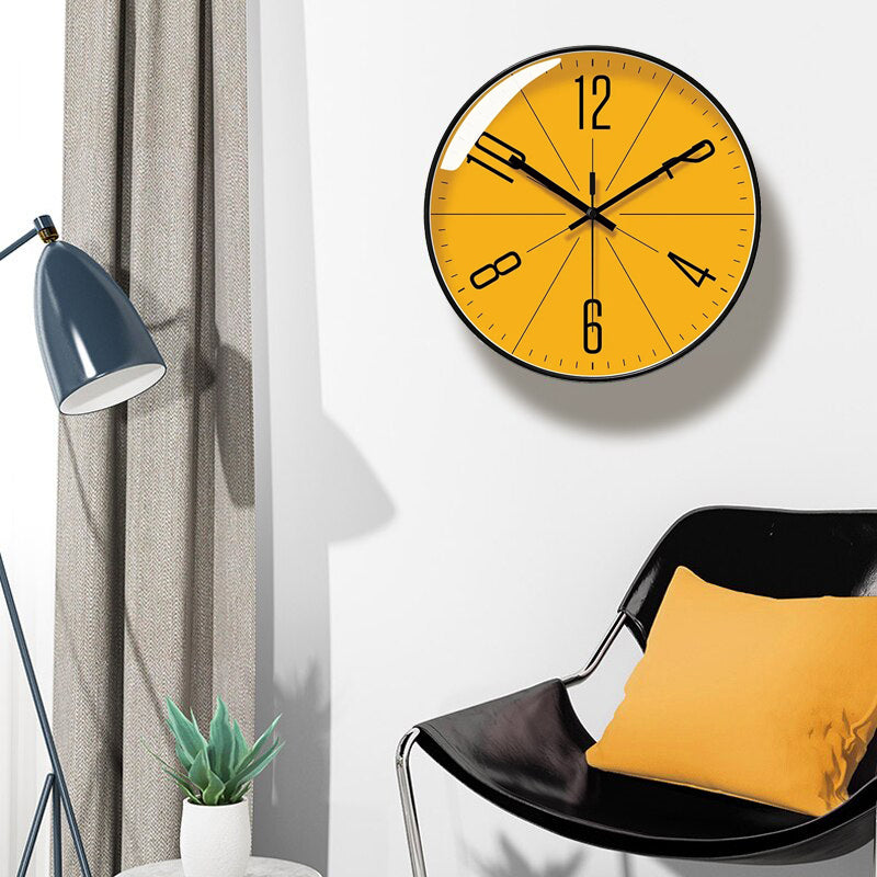 Stilvolle Wanduhr in Orange – Leiser Quartzmechanismus mit Großziffern