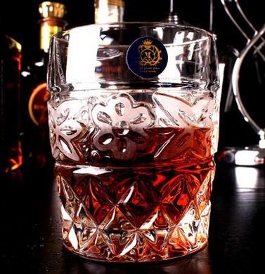 Whiskey- und Weingläser im Churchill-Stil
