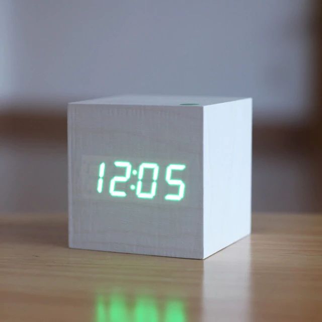 Elegante Würfel-Digitaluhr – Stilvolles Holzuhrwerk für Zuhause & Büro