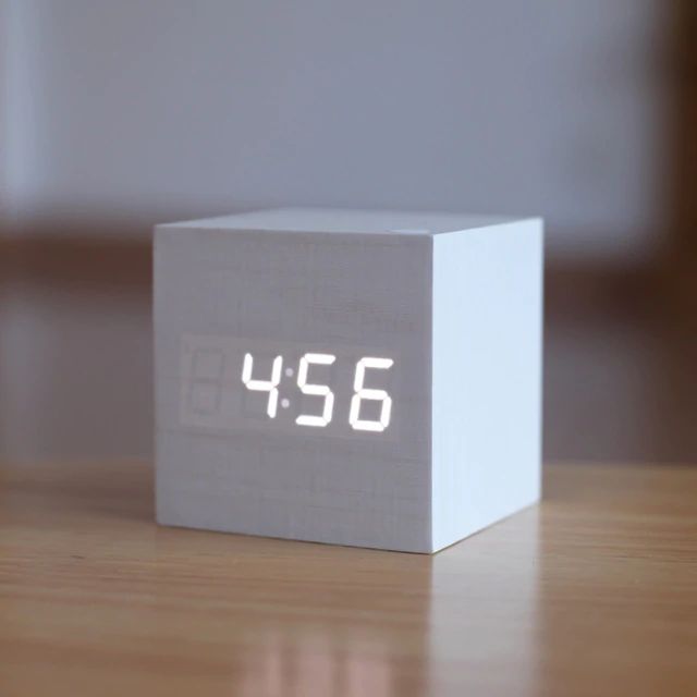 MODERNE DIGITALUHR IM WÜRFELDESIGN