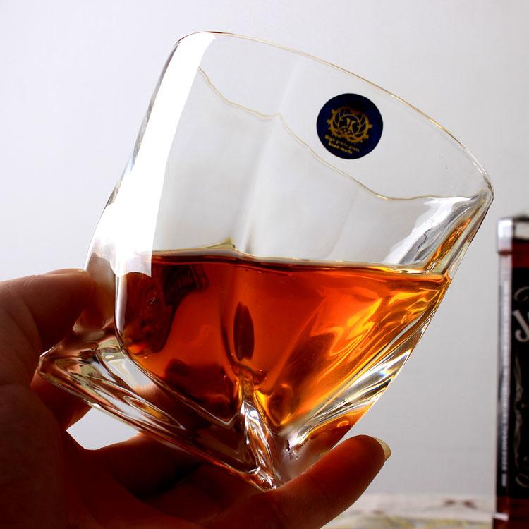 Whiskey- und Weingläser im Churchill-Stil