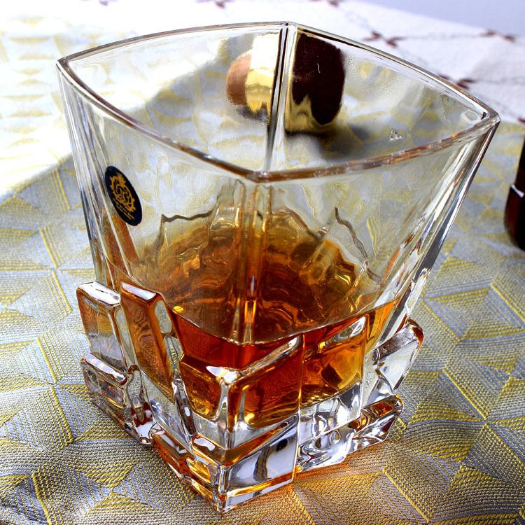 Whiskey- und Weingläser im Churchill-Stil