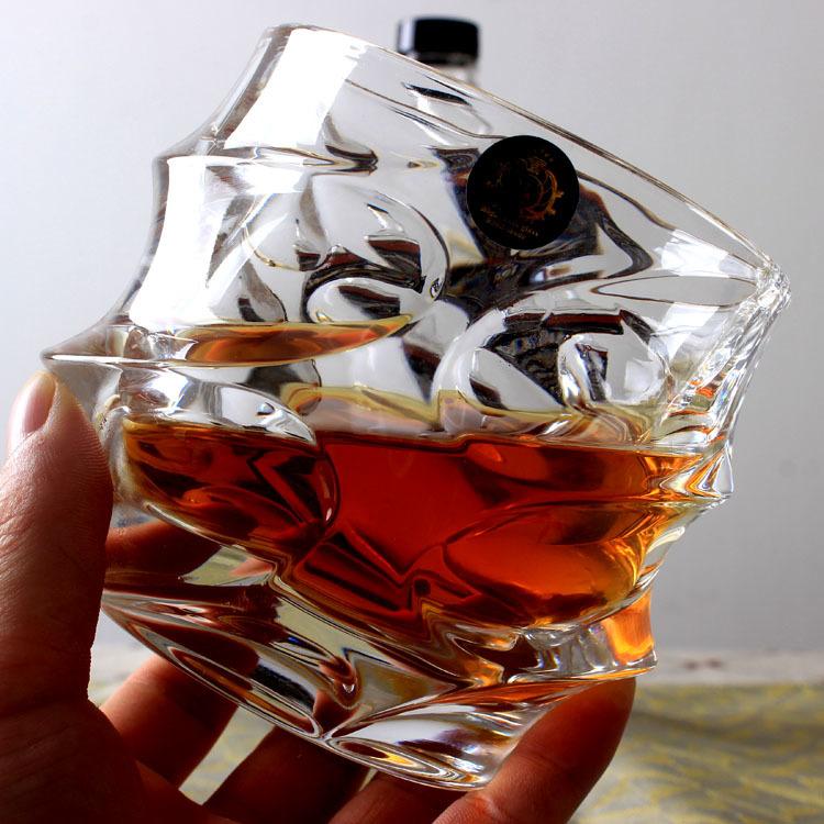 Whiskey- und Weingläser im Churchill-Stil