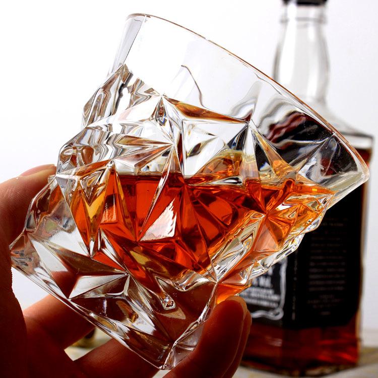 Whiskey- und Weingläser im Churchill-Stil