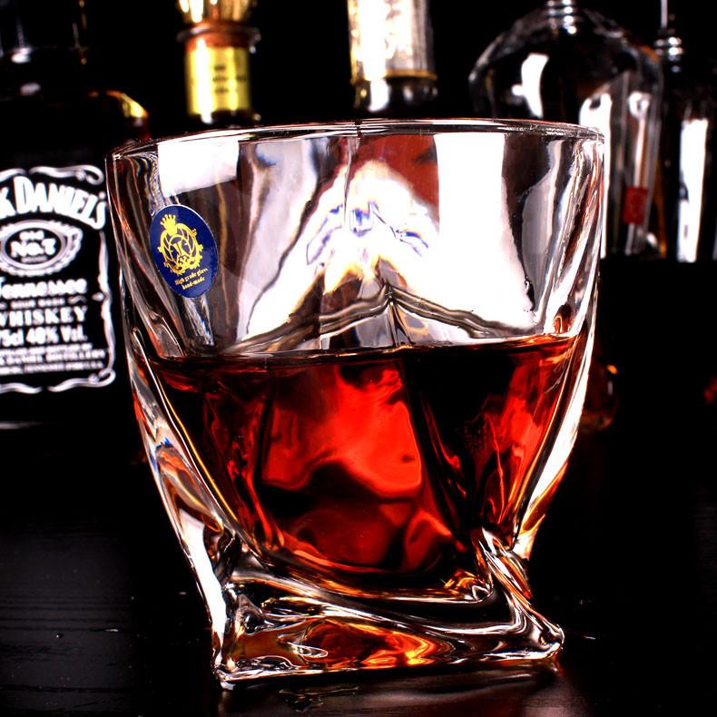 Whiskey- und Weingläser im Churchill-Stil