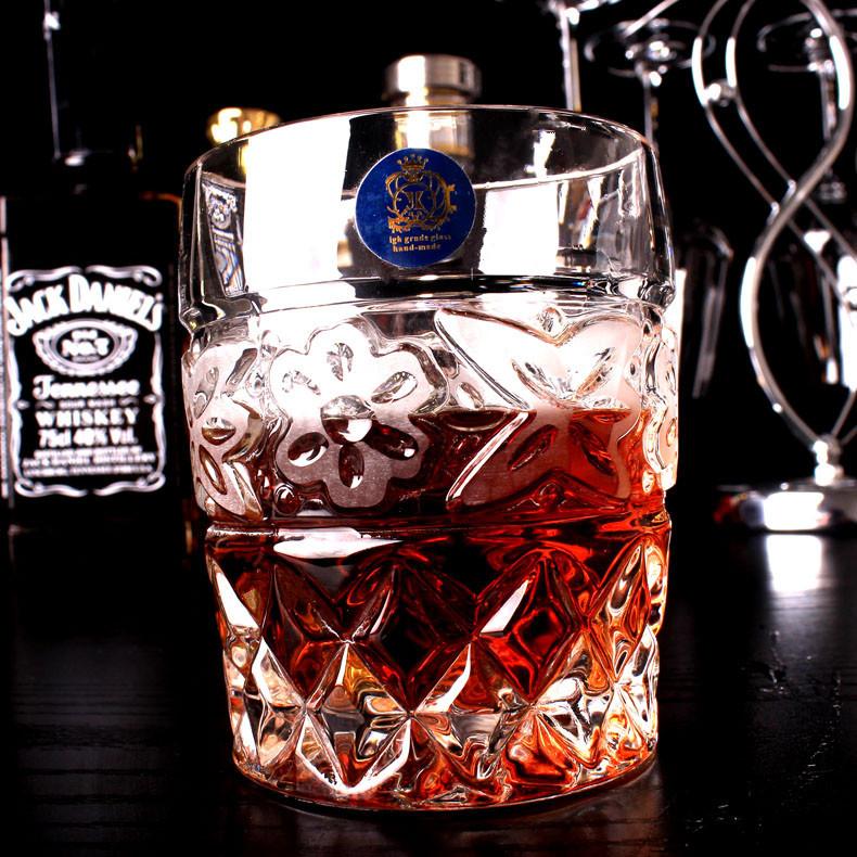Whiskey- und Weingläser im Churchill-Stil