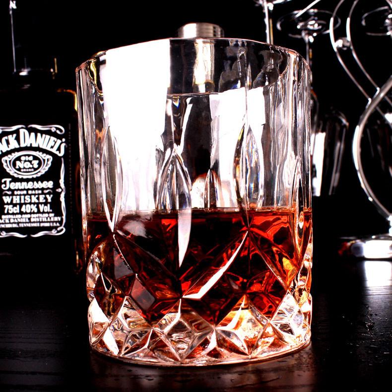 Whiskey- und Weingläser im Churchill-Stil