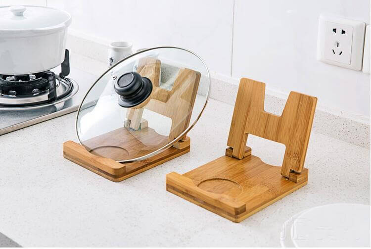 Flexibler Holzhalter für Töpfe und Kochutensilien