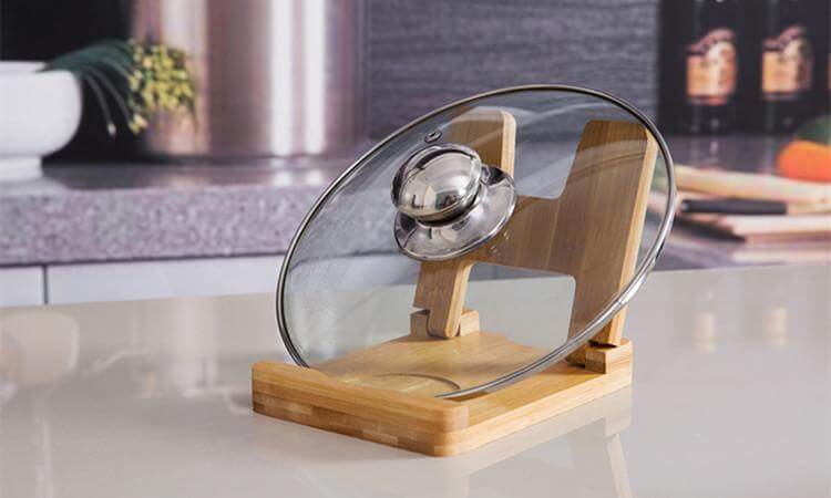 Flexibler Holzhalter für Töpfe und Kochutensilien