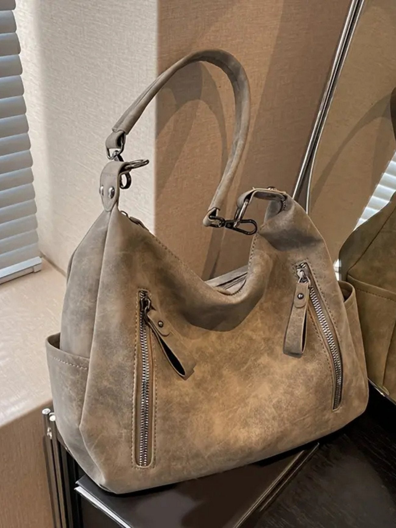 Elegante Schultertasche aus hochwertigem Wildleder für moderne Frauen