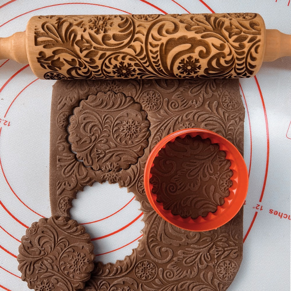 Christmas Rolling Pin with Cookie Cutters for Creative Bakers
