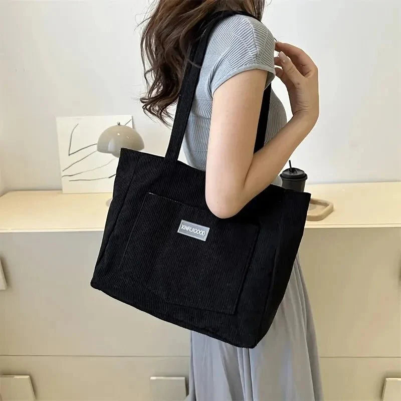Elegante Damen-Tote in klassischen Farben mit großzügigem Stauraum