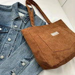 Elegante Damen-Tote in klassischen Farben mit großzügigem Stauraum