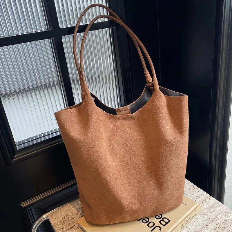 Luxuriöse Wildledertasche mit viel Stauraum für jeden Anlass