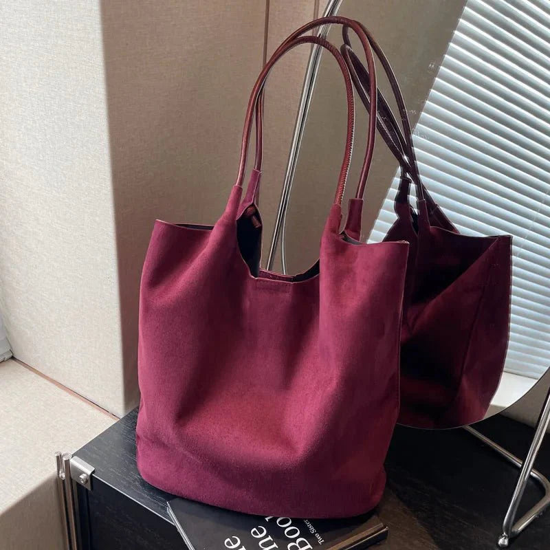 Luxuriöse Wildledertasche mit viel Stauraum für jeden Anlass