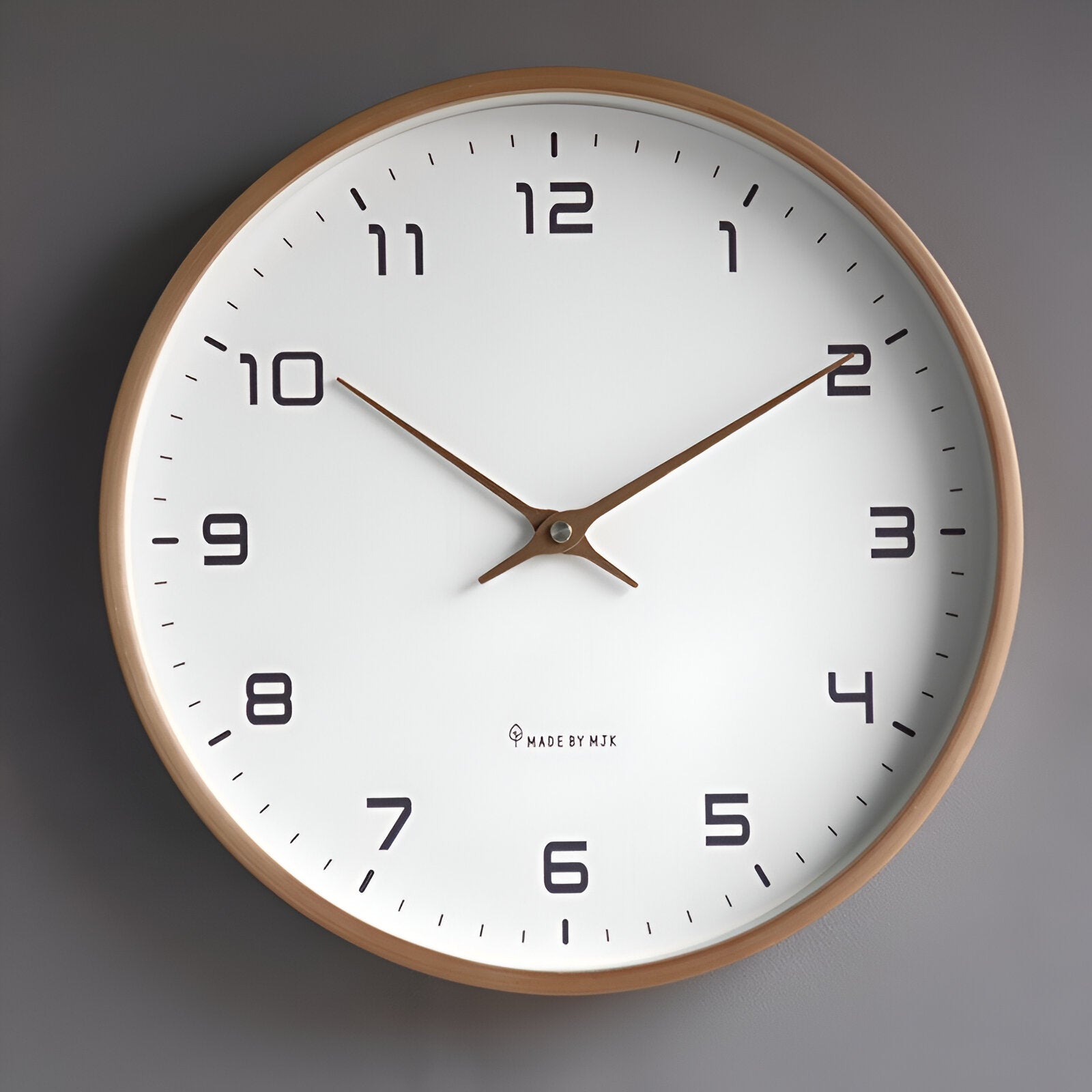 Stilvolle Wanduhr aus Holz im skandinavischen Design