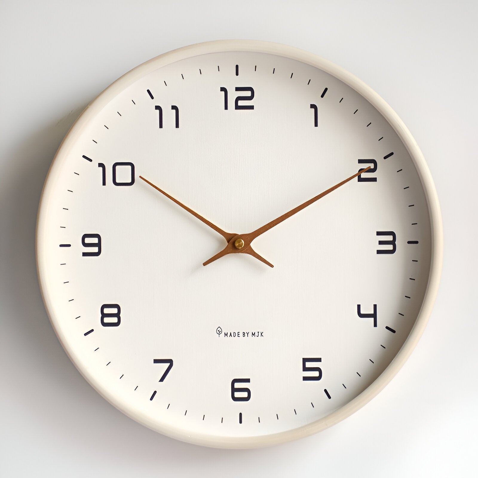 Stilvolle Wanduhr aus Holz im skandinavischen Design