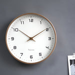 Stilvolle Wanduhr aus Holz im skandinavischen Design