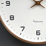 Stilvolle Wanduhr aus Holz im skandinavischen Design