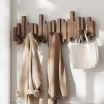 Elegante Holzgarderobe mit flexiblen Magnetaufhängungen