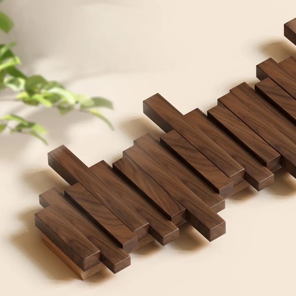 Elegante Holz-Garderobe mit flexiblen Magnetaufhängungen