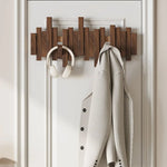 Elegante Holzgarderobe mit flexiblen Magnetaufhängungen