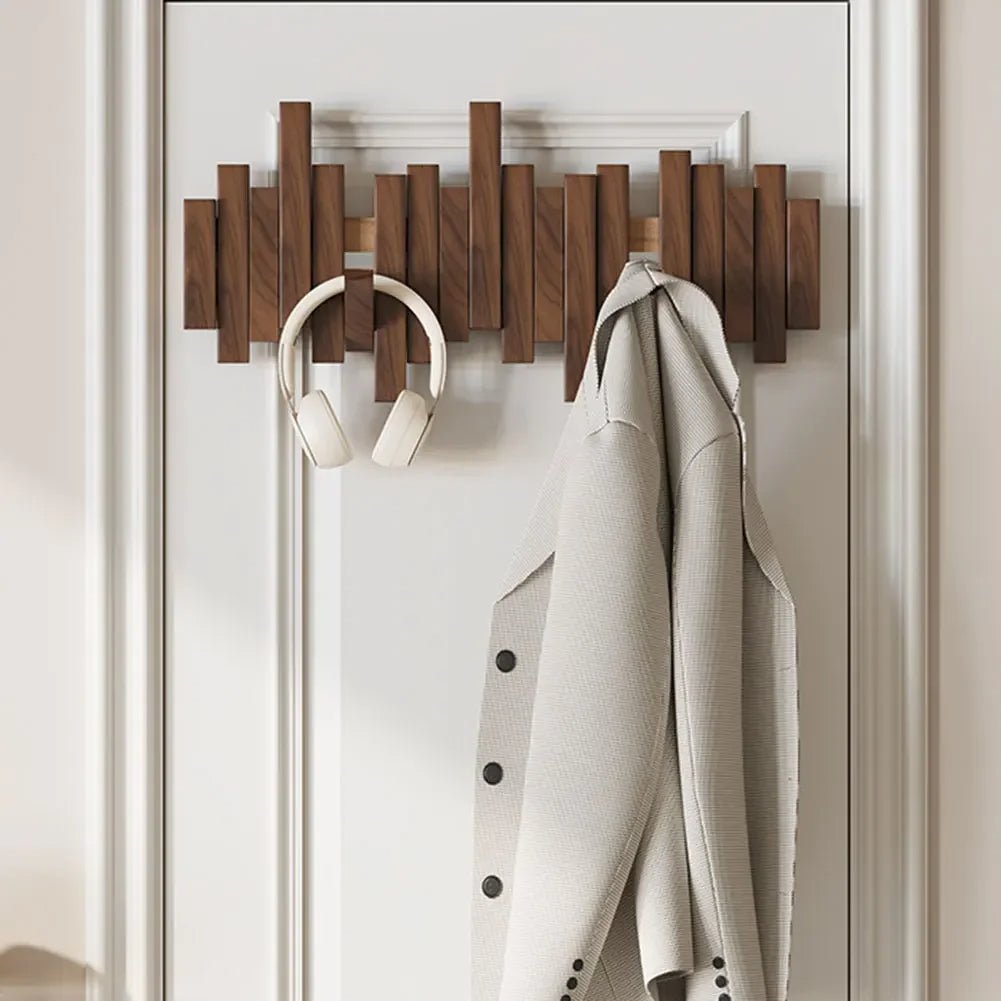 Elegante Holzgarderobe mit flexiblen Magnetaufhängungen