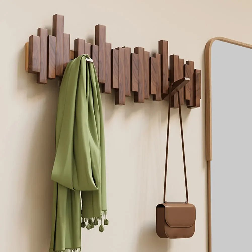 Elegante Holzgarderobe mit flexiblen Magnetaufhängungen