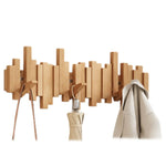 Elegante Holz-Garderobe mit flexiblen Magnetaufhängungen
