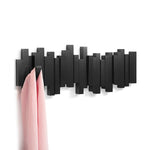 Elegante Holzgarderobe mit flexiblen Magnetaufhängungen